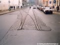 Jižní část areálu ČKD Tatra Smíchov již byla srovnána se zemí, kolej vlečky nemá kam zaúsťovat a končí před chodníkem s plechovou ohradou, ostatně i výhybka z hlavní koleje vlečky ve Stroupežnického ulici je taková invalidní :-( | 21.12.2002