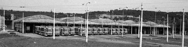 Pohled na odstavné haly vozovny Hloubětín se vzorně vyrovnanými novými vozy KT8D5. V levé části ještě chybí objekt psychologických laboratoří, přistavěný k boku haly. | 3.8.1989