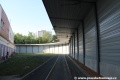 Objízdná kolej vozovny Kobylisy za halou vozovny pod protihlukovou stěnou.