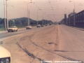 Vjezdový trojúhelník do vozovny Motol se již léta využívá jen ve směru z centra, na tělese tratě k Motolu je parkoviště... | léto 1987