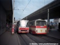 V popovodňovém období tramvajovou trať hojně využívaly autobusy, setkání vozů na lince X-8 v prostoru zastávky Vltavská | 1.12.2002