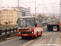 Autobus Karosa společnosti Hotliner ev.č.1085 vypravený na linku X-8 opustil podjezd Těšnov a vyjíždí na Hlávkův most | 14.12.2002