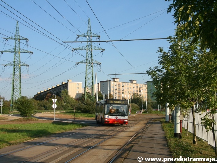 Autobus Karosa CityBus vypravený na linku 135 najíždí „provizorní“ komunikací na tramvajové těleso u smyčky Spořilov. | 21.9.2010