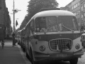 V Bělohorské ulici u smyčky Královka vyčkává v čele kolony na nápor spartakiádních cvičenců autobus Škoda 706 RTO CAR ev.č.4824 z roku 1972. | červenec 1975