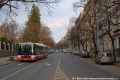 Autobus SOR NB 18 #5067 z roku 2020 vypravený na linku 135 klesá Ruskou ulicí protisměrně od míst, kde končila kusá bezpečnostní kolej. | 10. 3. 2026
