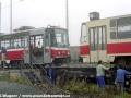 Vůz T7B5 ev.č.0024 již opustil pražské tramvajové koleje a probíhá jeho upevňování na plošinový železniční vůz. | 17.10.2001