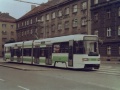Prototypový vůz RT6N1 ev.č.0028 opatřený ještě původním sběračem ČKD KE36 ovládaným stlačeným vzduchem s otočeným ramenem proti směru jízdy leští pražské koleje. | 1994