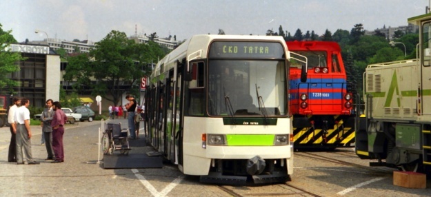 Prototypový vůz RT6N1 během premiérového představení na Mezinárodním strojírenském veletrhu v Brně. | 1993