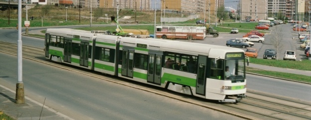 Prototypový vůz RT6N1 ev.č.0028 klesá Makovského ulicí ke křižovatce s Plzeňskou ulicí. | 1994
