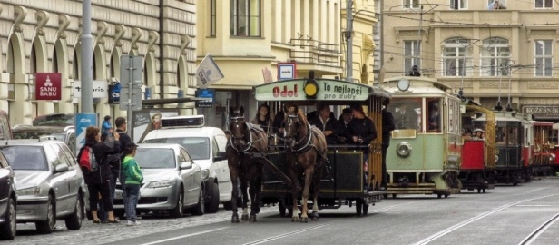 Koňská tramvaj s vozem ev.č.90 z roku 1886 následovaná dalšími generacemi již elektrických tramvají míří k Václavskému náměstí. | 20.9.2015