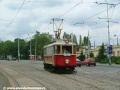 Motorový vůz ev.č.412 projíždí po třetí koleji v zastávce Vozovna Střešovice | 20.6.1994