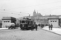 Po zahájení provozu tramvají na Mánesově mostě je přes něj vedena okružní linka 2. Na snímku pózuje fotografovi souprava dvounápravových vozů vedená motorovým vozem #489. Za povšimnutí stojí také dnes již neexistující budky výběrčích poplatků. | cca 1925