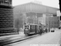 Souprava motorového a vlečného vozu ev.č.1571 vypravená na linku 3 odbavuje cestující v zastávce nad budovou Národního muzea ve Škrétově ulici. | 1973