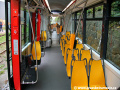 Interiér druhého článku vozu Škoda 15T ForCity je opatřen umělohmotnými sedáky v kombinaci žluté a šedé barvy. | 17.9.2008