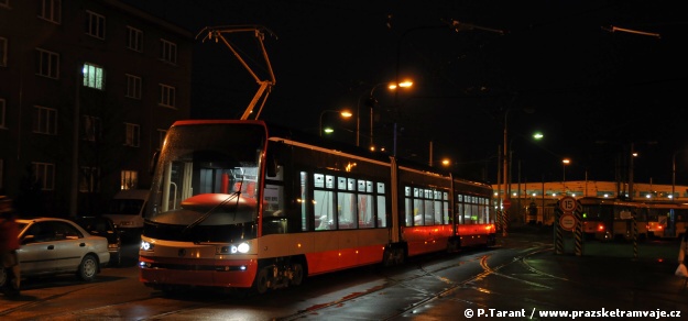 Je krátce po půl sedmé večer a před plzeňskou tramvajovou vozovnou na Slovanech cvakne závěrka fotoaparátu ing.Pavla Taranta, šéfa projektu tramvaje 15T ForCity, na výsledek se můžete podívat sami | 5.3.2009