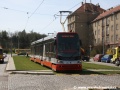 Prototyp vozu Škoda 15T ForCity projíždí Slovanskou alejí k vozovně tramvají | 9.4.2009