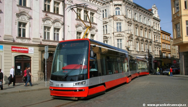 Prototyp vozu Škoda 15T ForCity vjíždí na náměstí Republiky | 9.4.2009