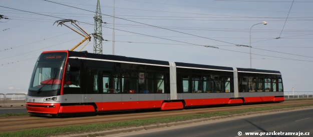Prototyp vozu Škoda 15T ForCity před zastávkou Křimická | 9.4.2009