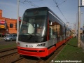 Prototyp vozu Škoda 15T ForCity v koloně dalších tramvají za porouchaným vozem K3R-NT před zastávkou Výstaviště | 9.4.2009