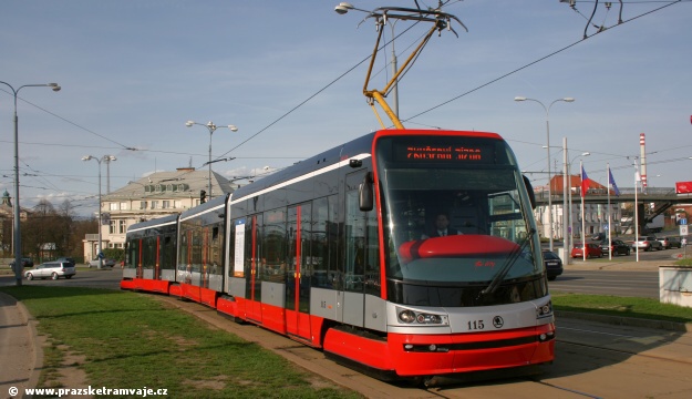 Prototyp vozu Škoda 15T ForCity před Hlavním nádražím ČD | 9.4.2009