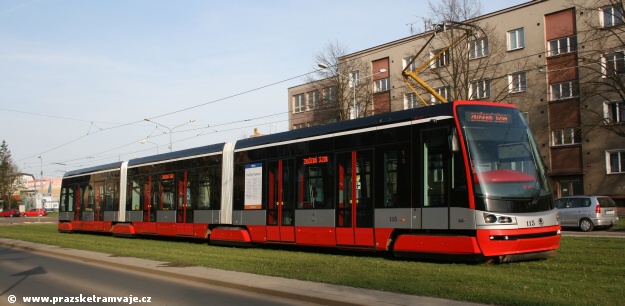 Prototyp vozu Škoda 15T ForCity pózuje na zatravněném úseku tratě před vozovnou Slovany v Plzni | 9.4.2009