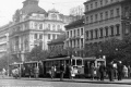 V zastávce na Václavském náměstí odbavuje cestující třívozová souprava linky 19 vedená motorovým vozem #2045. | 15.9.1963