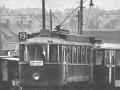 V čele vlaku linky 19 vidíme na lince 19 motorový vůz ev.č.2091, který brzy s cestujícími zamíří do Vysočan, ke Kolbence, jak hovoří jasným písmem čelní orientace. | okolo 1965