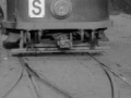 Ve smyčce Vychovatelna souprava motorového vozu ev.č.2118 a vlečného vozu ev.č.1148 vypravená na linku 14 vyčkává před trojcestnou výhybkou na čas odjezdu | 5.1.1972