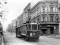 Motorový vůz #2194 spojený s vlečným vozem neznámého # klesá na lince 9 Plzeňskou ulicí k Bertramce. | 5.1.1974