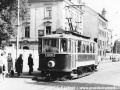 Motorový vůz ev.č.2206 na lince 16 u smíchovského nádraží. | 30.6.1973