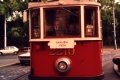 V krátkém období roku 1992 využívala historická linka 91 k obracení část vjezdového oblouku do Opletalovy ulice, jak dokládá snímek motorového vozu #2210. | červen 1992