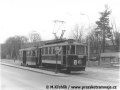 Souprava vedená motorovým vozem ev.č.2235 v nástupní zastávce Motol. | 11.3.1973