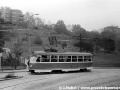 Vůz T1 ev.č.5010 vypravený na linku 32 míří od nádraží Vršovice do původního podjezdu pod železniční tratí k zastávce Otakarova. | 5.11.1975