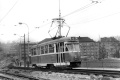 V polovině sedmdesátých let bylo nezbytné zrekonstruovat tramvajovou trať mezi křižovatkou Průběžná a smyčkou Radošovická a protože výluka celého úseku až do Hostivaře nepřicházela v úvahu, byla zřízena v úseku Průběžná - Nádraží Strašnice provizorní jednokolejná trať. Vedle rekonstruované tratě tak stoupá Průběžnou ulicí vůz T1 #5033 vypravený na linku 4. | 28.3.1976