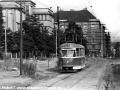 Vůz T1 ev.č.5051 vypravený na linku 27 projíždí původní tramvajovou tratí mezi zastávkami Nádraží Vršovice a Otakarova. | 25.8.1974