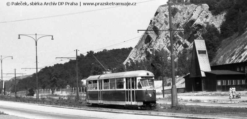 Podél opuštěných lomů v Braníku míří vůz T1 ev.č.5072 vypravený na linku 17 na trať v ulici Na Mlejnku, zatímco dnes by po pár metrech odbočoval na samostatné těleso pod Barrandovský most. Za povšimnutí stojí betonová deska vozovky. | 23.6.1959