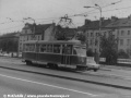 Vůz T1 ev.č.5109 vypravený na linku 23 míří z Hradčanské do cíle své cesty ve smyčce Špejchar, snímek jej zachytil na sjezdové výhybce obou staničních kolejí | 18.5.1980