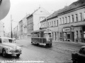 Vůz T1 #5123 vypravený na linku 32 stoupá Plzeňskou ulicí poblíž vyústění Holečkovy ulice. | 31.8.1977