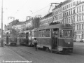 Vozy T1 vypravené na linky 27 a 28 v původní smyčce Smíchovské nádraží. | 10.5.1975
