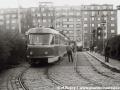 Na vnější koleji smyčky Olšanské hřbitovy manipuluje souprava vedená vozem T3.1 ev.č.6015 vypravená na linku 16. | 9.10.1988