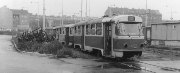 Vyřazené vozy T3 ev.č.6018, ev.č.6019 a ev.č.6023 vzniklé přestavbou z vozů T1 stojí odstavené na spojovací koleji mezi tramvajovou a železniční tratí. | 13.7.1989