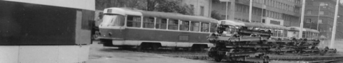 Porodnice i hřbitov zároveň - karoserie nového vozu T6B5 shlíží z jalových podvozků na vyřazené vozy T3 ev.č.6018, ev.č.6019 a ev.č.6023 vzniklé přestavbou z vozů T1 odstavené na spojovací koleji mezi tramvajovou a železniční tratí. | 13.7.1989