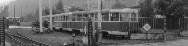 Vyřazené vozy T3 ev.č.6023, 6018 a 6019 vzniklé přestavbou z vozů T1 odstavené na spojovací koleji mezi tramvajovou tratí a železnicí, na snímku je vidět křížení vlečky ČKD Tatra Smíchov s tramvajovou tratí a průnik vlečky do areálu nákladového nádraží Praha-Smíchov v nové poloze. | 13.7.1989