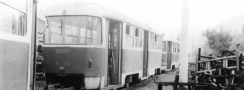 Vyřazený vůz T3 ev.č.6024 vzniklý přestavbou z vozů T1 odstavený na spojovací koleji mezi tramvajovou tratí a nádražím ČSD Praha-Smíchov. | 10.9.1989