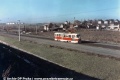 Tramvajová trať do Hostivaře působila v prvních letech provozu doslova vesnicky. Klasická hostivařská venkovská zástavba se tehdy nalézala skutečně „daleko za Prahou“. Oblastí zastávky Na Groši projíždí prototypový vůz T3 #6101 na jedné z množství zkušebních jízd. | jaro 1961