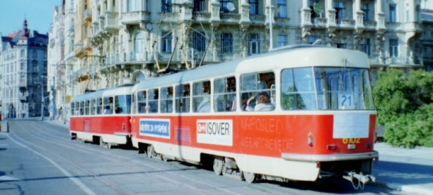 Souprava vozů T3 ev.č.6102+6186 na Jiráskově náměstí. | 31.5.1996