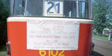 POSLEDNÍ DEN PROVOZU SOUPRAVY 6186+6102, linka 21, pořadí 7 - 31. května 1996. Dnešní příznivci možná ohrnou nos, jenže v době vzniku fotografií bylo opravdu jednodušší vyrobit takovou ceduli vlastnoručním napsáním. | 31.5.1996