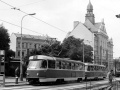 Souprava vedená vozem T3 ev.č.6138 vypravená na linku 8 odbavuje cestující v zastávce Vysočanská radnice. | 1981