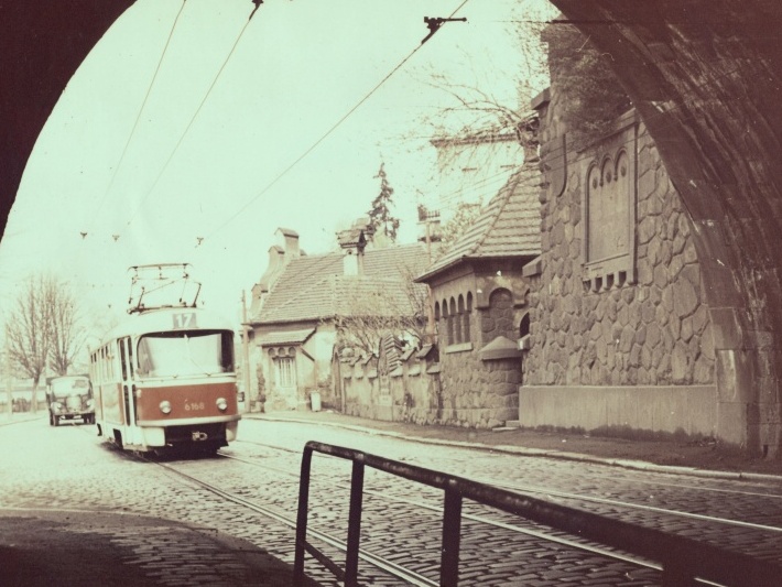 Do Vyšehradského tunelu od Výtoně vjíždí vůz T3 ev.č.6168 vypravený na linku 17. V tunelu samotném vidíme systém zavěšení trolejbusových trolejí nad chodníkem.  | 60. léta
