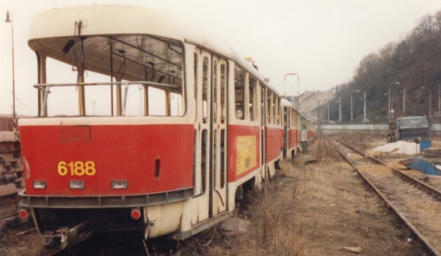 V konvoji vyřazených vozů T3 na nádraží ČD Praha-Smíchov stojí vůz ev.č.6188 čekající na svůj další osud. | 24.2.1997